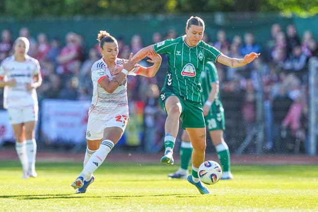 29.04.2026, xydrx, Frauen, Fußball, 1.Frauen-Bundesliga, SV Werder Bremen - FC Bayern München, Saison 2025 2026, Stadion Platz 11: Arianna Caruso (FC Bayern München, 27) im Zweikampf gegen Larissa Michelle Muehlhaus (SV Werder Bremen, 7) DFB regulations prohibit any use of photographs as image sequences and or quasi-video. Copyright: HMBxMedia YannisxDreimann