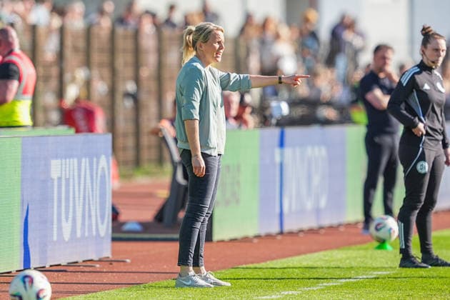 29.04.2026, xydrx, Frauen, Fußball, 1.Frauen-Bundesliga, SV Werder Bremen - FC Bayern München, Saison 2025 2026, Stadion Platz 11: Friederike Kromp (Cheftrainerin SV Werder Bremen Frauen) gestikulierend DFB regulations prohibit any use of photographs as image sequences and or quasi-video. Copyright: HMBxMedia YannisxDreimann