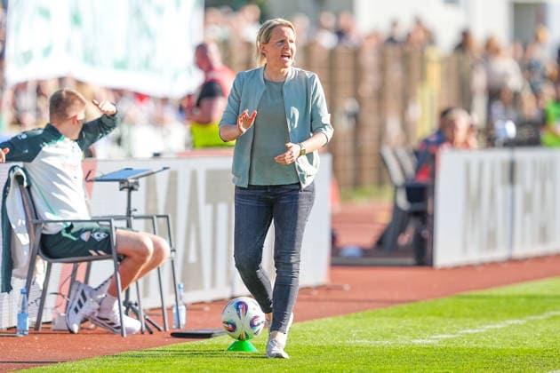 29.04.2026, xydrx, Frauen, Fußball, 1.Frauen-Bundesliga, SV Werder Bremen - FC Bayern München, Saison 2025 2026, Stadion Platz 11: Friederike Kromp (Cheftrainerin SV Werder Bremen Frauen) gestikulierend DFB regulations prohibit any use of photographs as image sequences and or quasi-video. Copyright: HMBxMedia YannisxDreimann