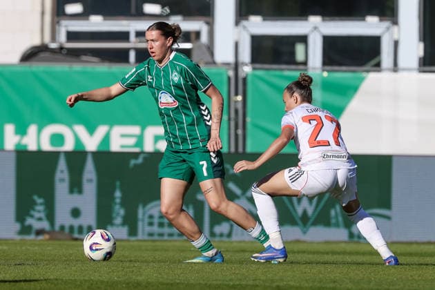 v.li.: Larissa Mühlhaus (SV Werder Bremen, 7) und Arianna Caruso (FC Bayern München, 27) im Zweikampf, Duell, Dynamik, Aktion, Action, Spielszene, DIE DFB-RICHTLINIEN UNTERSAGEN JEGLICHE NUTZUNG VON FOTOS ALS SEQUENZBILDER UND ODER VIDEOÄHNLICHE FOTOSTRECKEN. DFB REGULATIONS PROHIBIT ANY USE OF PHOTOGRAPHS AS IMAGE SEQUENCES AND OR QUASI-VIDEO., 29.04.2026, Bremen (Deutschland), Fussball, Google Pixel Frauen-Bundesliga, SV Werder Bremen - FC Bayern München