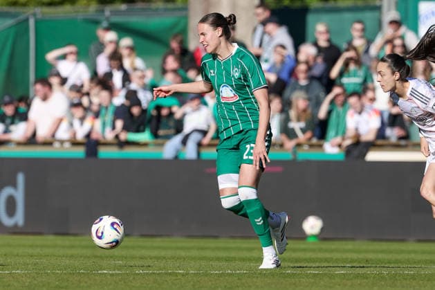 Hanna Nemeth (SV Werder Bremen, 23) am Ball, Einzelbild, Ganzkörper, Aktion, Action, Spielszene, DIE DFB-RICHTLINIEN UNTERSAGEN JEGLICHE NUTZUNG VON FOTOS ALS SEQUENZBILDER UND ODER VIDEOÄHNLICHE FOTOSTRECKEN. DFB REGULATIONS PROHIBIT ANY USE OF PHOTOGRAPHS AS IMAGE SEQUENCES AND OR QUASI-VIDEO., 29.04.2026, Bremen (Deutschland), Fussball, Google Pixel Frauen-Bundesliga, SV Werder Bremen - FC Bayern München
