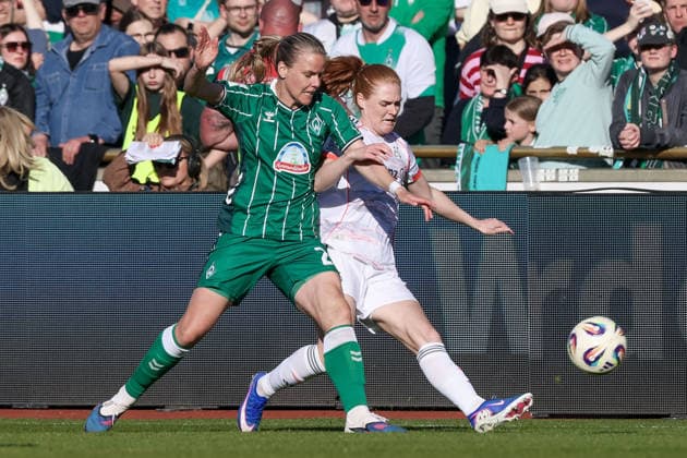 v.li.: Lena Petermann (SV Werder Bremen, 20) und Stine Ballisager (FC Bayern München, 3) im Zweikampf, Duell, Dynamik, Aktion, Action, Spielszene, DIE DFB-RICHTLINIEN UNTERSAGEN JEGLICHE NUTZUNG VON FOTOS ALS SEQUENZBILDER UND ODER VIDEOÄHNLICHE FOTOSTRECKEN. DFB REGULATIONS PROHIBIT ANY USE OF PHOTOGRAPHS AS IMAGE SEQUENCES AND OR QUASI-VIDEO., 29.04.2026, Bremen (Deutschland), Fussball, Google Pixel Frauen-Bundesliga, SV Werder Bremen - FC Bayern München