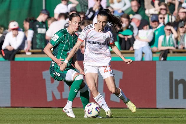 v.li.: Hanna Nemeth (SV Werder Bremen, 23) und Natallia Padilla-Bidas (FC Bayern München, 23) im Zweikampf, Duell, Dynamik, Aktion, Action, Spielszene, DIE DFB-RICHTLINIEN UNTERSAGEN JEGLICHE NUTZUNG VON FOTOS ALS SEQUENZBILDER UND ODER VIDEOÄHNLICHE FOTOSTRECKEN. DFB REGULATIONS PROHIBIT ANY USE OF PHOTOGRAPHS AS IMAGE SEQUENCES AND OR QUASI-VIDEO., 29.04.2026, Bremen (Deutschland), Fussball, Google Pixel Frauen-Bundesliga, SV Werder Bremen - FC Bayern München