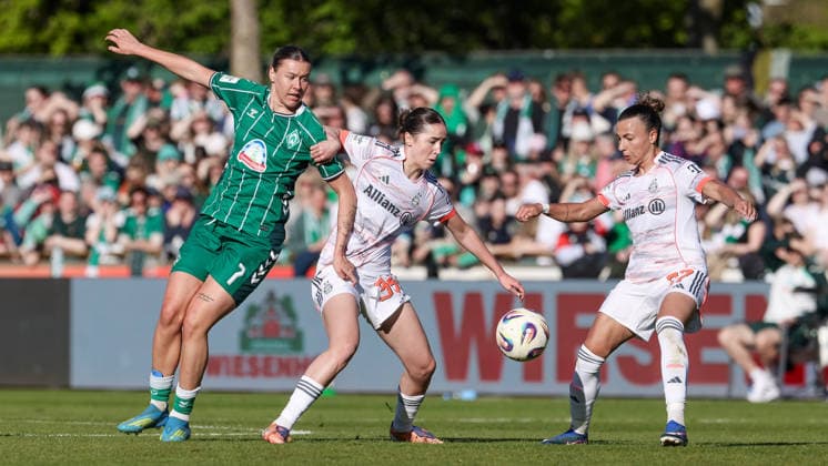 v.li.: Larissa Mühlhaus (SV Werder Bremen, 7), Laila Portella (FC Bayern München, 36) und Arianna Caruso (FC Bayern München, 27) im Zweikampf, Duell, Dynamik, Aktion, Action, Spielszene, DIE DFB-RICHTLINIEN UNTERSAGEN JEGLICHE NUTZUNG VON FOTOS ALS SEQUENZBILDER UND ODER VIDEOÄHNLICHE FOTOSTRECKEN. DFB REGULATIONS PROHIBIT ANY USE OF PHOTOGRAPHS AS IMAGE SEQUENCES AND OR QUASI-VIDEO., 29.04.2026, Bremen (Deutschland), Fussball, Google Pixel Frauen-Bundesliga, SV Werder Bremen - FC Bayern München