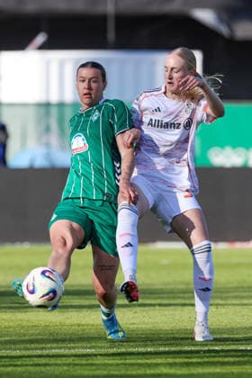 v.li.: Larissa Mühlhaus (SV Werder Bremen, 7) und Luzie Zähringer (FC Bayern München, 33) im Zweikampf, Duell, Dynamik, Aktion, Action, Spielszene, DIE DFB-RICHTLINIEN UNTERSAGEN JEGLICHE NUTZUNG VON FOTOS ALS SEQUENZBILDER UND ODER VIDEOÄHNLICHE FOTOSTRECKEN. DFB REGULATIONS PROHIBIT ANY USE OF PHOTOGRAPHS AS IMAGE SEQUENCES AND OR QUASI-VIDEO., 29.04.2026, Bremen (Deutschland), Fussball, Google Pixel Frauen-Bundesliga, SV Werder Bremen - FC Bayern München