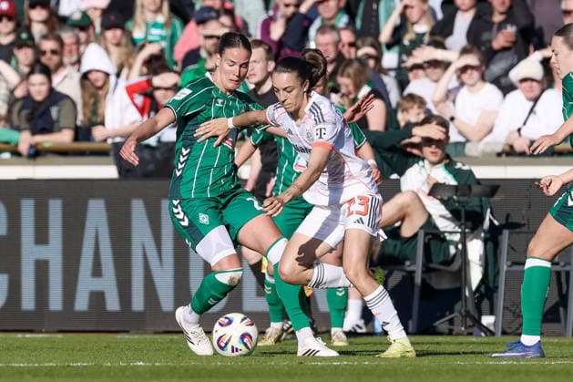 v.li.: Hanna Nemeth (SV Werder Bremen, 23) und Natallia Padilla-Bidas (FC Bayern München, 23) im Zweikampf, Duell, Dynamik, Aktion, Action, Spielszene, DIE DFB-RICHTLINIEN UNTERSAGEN JEGLICHE NUTZUNG VON FOTOS ALS SEQUENZBILDER UND ODER VIDEOÄHNLICHE FOTOSTRECKEN. DFB REGULATIONS PROHIBIT ANY USE OF PHOTOGRAPHS AS IMAGE SEQUENCES AND OR QUASI-VIDEO., 29.04.2026, Bremen (Deutschland), Fussball, Google Pixel Frauen-Bundesliga, SV Werder Bremen - FC Bayern München