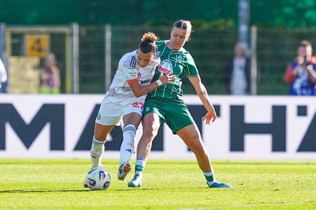 29.04.2026, xydrx, Frauen, Fußball, 1.Frauen-Bundesliga, SV Werder Bremen - FC Bayern München, Saison 2025 2026, Stadion Platz 11: Arianna Caruso (FC Bayern München, 27) im Zweikampf gegen Larissa Michelle Muehlhaus (SV Werder Bremen, 7) DFB regulations prohibit any use of photographs as image sequences and or quasi-video. Copyright: HMBxMedia YannisxDreimann
