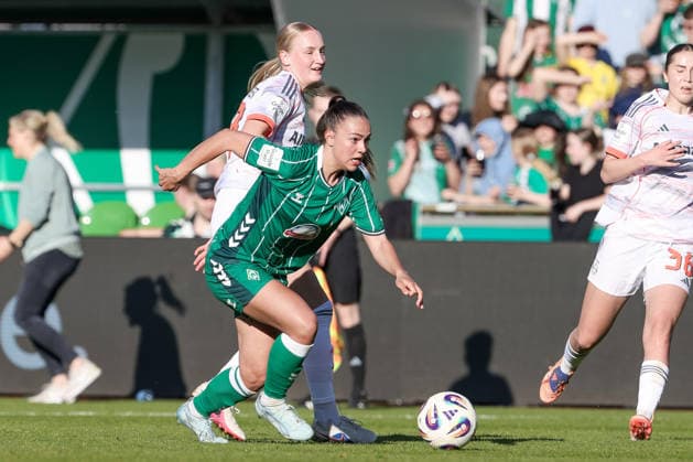 v.li.: Luzie Zähringer (FC Bayern München, 33) und Maja Sternad (SV Werder Bremen, 11) im Zweikampf, Duell, Dynamik, Aktion, Action, Spielszene, DIE DFB-RICHTLINIEN UNTERSAGEN JEGLICHE NUTZUNG VON FOTOS ALS SEQUENZBILDER UND ODER VIDEOÄHNLICHE FOTOSTRECKEN. DFB REGULATIONS PROHIBIT ANY USE OF PHOTOGRAPHS AS IMAGE SEQUENCES AND OR QUASI-VIDEO., 29.04.2026, Bremen (Deutschland), Fussball, Google Pixel Frauen-Bundesliga, SV Werder Bremen - FC Bayern München