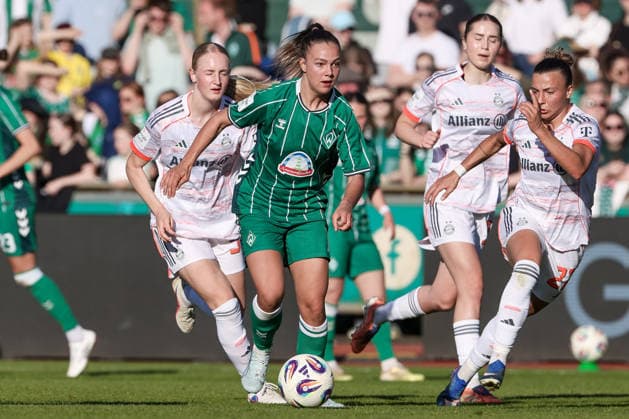 v.li.: Luzie Zähringer (FC Bayern München, 33), Maja Sternad (SV Werder Bremen, 11) und Arianna Caruso (FC Bayern München, 27) im Zweikampf, Duell, Dynamik, Aktion, Action, Spielszene, DIE DFB-RICHTLINIEN UNTERSAGEN JEGLICHE NUTZUNG VON FOTOS ALS SEQUENZBILDER UND ODER VIDEOÄHNLICHE FOTOSTRECKEN. DFB REGULATIONS PROHIBIT ANY USE OF PHOTOGRAPHS AS IMAGE SEQUENCES AND OR QUASI-VIDEO., 29.04.2026, Bremen (Deutschland), Fussball, Google Pixel Frauen-Bundesliga, SV Werder Bremen - FC Bayern München