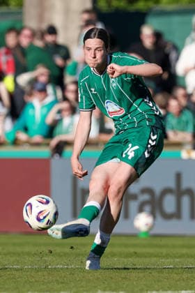 Lara Schmidt (SV Werder Bremen, 24) am Ball, Freisteller, Einzelbild, Ganzkörper, Aktion, Action, Spielszene, DIE DFB-RICHTLINIEN UNTERSAGEN JEGLICHE NUTZUNG VON FOTOS ALS SEQUENZBILDER UND ODER VIDEOÄHNLICHE FOTOSTRECKEN. DFB REGULATIONS PROHIBIT ANY USE OF PHOTOGRAPHS AS IMAGE SEQUENCES AND OR QUASI-VIDEO., 29.04.2026, Bremen (Deutschland), Fussball, Google Pixel Frauen-Bundesliga, SV Werder Bremen - FC Bayern München