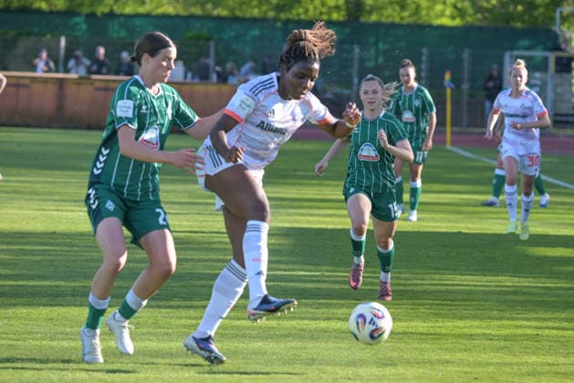 Im Angriff Edna Imade (FC Bayern Muenchen 29), SV Werder Bremen (F) - FC Bayern Muenchen (F) , Fussball, Frauen, Bundesliga, DFB, 29.04.2026 DFB regulations prohibit any use of photographs as image sequences and or quasi-video Bremen Bremen Deutschland