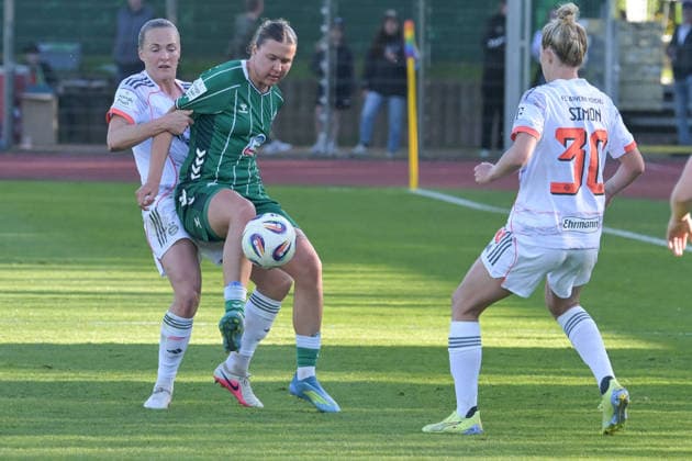 Larissa Muehlhaus (SV Werder Bremen 7) im Angriff , SV Werder Bremen (F) - FC Bayern Muenchen (F) , Fussball, Frauen, Bundesliga, DFB, 29.04.2026 DFB regulations prohibit any use of photographs as image sequences and or quasi-video Bremen Bremen Deutschland