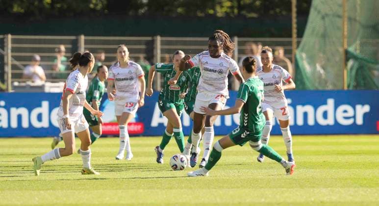 Foto : Edna IMADE (Bayern) gegen Hanna NEMETH (Werder) Fussball Google Pixel Frauen Bundesliga , 18. Spieltag Nachholspiel am Mi. 29.04.2026 Werder Bremen - Bayern München