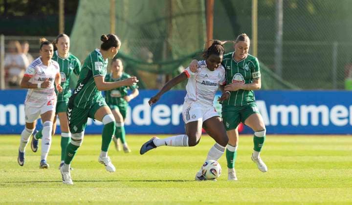 Foto : Edna IMADE (Bayern) gegen Hanna NEMETH und Lina HAUSICKE (Werder) Fussball Google Pixel Frauen Bundesliga , 18. Spieltag Nachholspiel am Mi. 29.04.2026 Werder Bremen - Bayern München