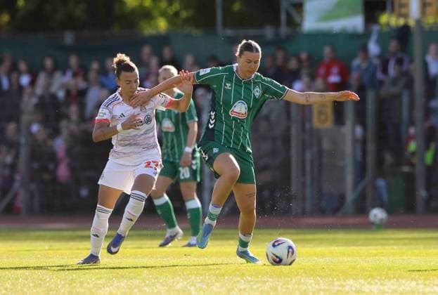 Foto : Larissa MÜHLHAUS (Werder) gegen Arianna CARUSO (FC Bayern) Fussball Google Pixel Frauen Bundesliga , 18. Spieltag Nachholspiel am Mi. 29.04.2026 Werder Bremen - Bayern München