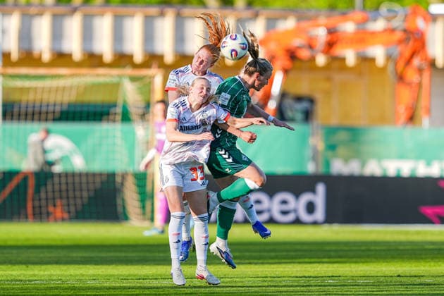 29.04.2026, xydrx, Frauen, Fußball, 1.Frauen-Bundesliga, SV Werder Bremen - FC Bayern München, Saison 2025 2026, Stadion Platz 11: Luzie Zaehringer (FC Bayern München, 33)und Stine Ballisager Pedersen (FC Bayern München, 3) im Zweikampf gegen Lena Petermann (SV Werder Bremen, 20) DFB regulations prohibit any use of photographs as image sequences and or quasi-video. Copyright: HMBxMedia YannisxDreimann