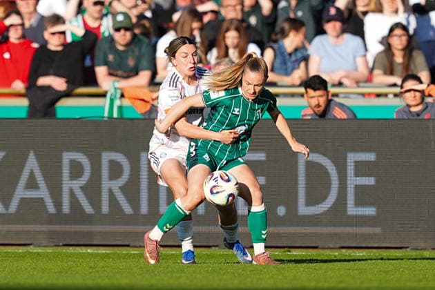 29.04.2026, xydrx, Frauen, Fußball, 1.Frauen-Bundesliga, SV Werder Bremen - FC Bayern München, Saison 2025 2026, Stadion Platz 11: Barbara Dunst (FC Bayern München, 28) im Zweikampf gegen Michelle Weiß (SV Werder Bremen, 15) DFB regulations prohibit any use of photographs as image sequences and or quasi-video. Copyright: HMBxMedia YannisxDreimann