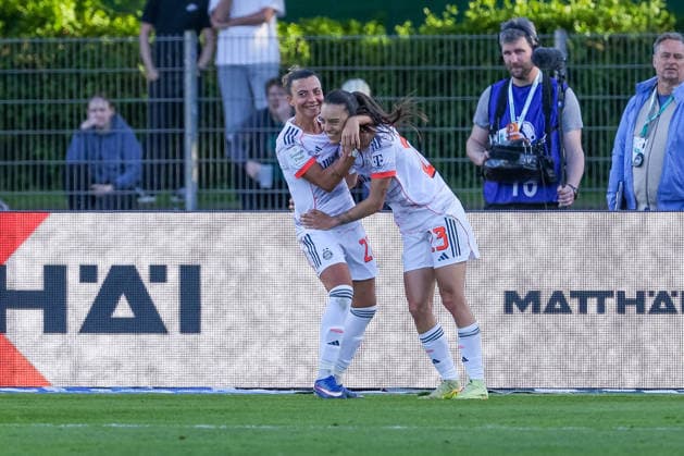 v.li.: Arianna Caruso (FC Bayern München, 27) und Torschützin Natallia Padilla-Bidas (FC Bayern München, 23) mit Torjubel, Jubel, jubeln, jubelt, optimistisch, Spielszene, Highlight, Freude über das Tor zum 0:1, DIE DFB-RICHTLINIEN UNTERSAGEN JEGLICHE NUTZUNG VON FOTOS ALS SEQUENZBILDER UND ODER VIDEOÄHNLICHE FOTOSTRECKEN. DFB REGULATIONS PROHIBIT ANY USE OF PHOTOGRAPHS AS IMAGE SEQUENCES AND OR QUASI-VIDEO., 29.04.2026, Bremen (Deutschland), Fussball, Google Pixel Frauen-Bundesliga, SV Werder Bremen - FC Bayern München