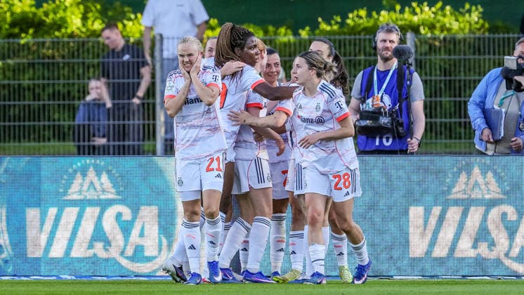 Spielerinnen vom FC Bayern München mit Torjubel, Jubel, jubeln, jubelt, optimistisch, Spielszene, Highlight, Freude über das Tor zum 0:1, DIE DFB-RICHTLINIEN UNTERSAGEN JEGLICHE NUTZUNG VON FOTOS ALS SEQUENZBILDER UND ODER VIDEOÄHNLICHE FOTOSTRECKEN. DFB REGULATIONS PROHIBIT ANY USE OF PHOTOGRAPHS AS IMAGE SEQUENCES AND OR QUASI-VIDEO., 29.04.2026, Bremen (Deutschland), Fussball, Google Pixel Frauen-Bundesliga, SV Werder Bremen - FC Bayern München