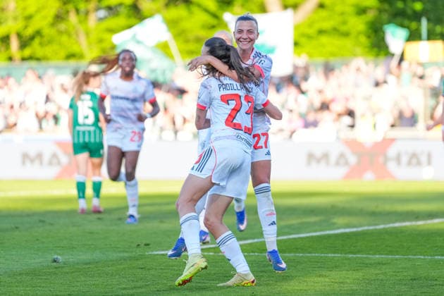 29.04.2026, xydrx, Frauen, Fußball, 1.Frauen-Bundesliga, SV Werder Bremen - FC Bayern München, Saison 2025 2026, Stadion Platz 11: Torjubel nach dem Tor zum 1:0 für den FC Bayern München durch Torschützin Natalia Padilla Bidas (FC Bayern München, 23) zusammen mit Arianna Caruso (FC Bayern München, 27) DFB regulations prohibit any use of photographs as image sequences and or quasi-video. Copyright: HMBxMedia YannisxDreimann