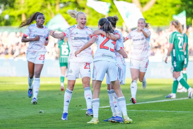 29.04.2026, xydrx, Frauen, Fußball, 1.Frauen-Bundesliga, SV Werder Bremen - FC Bayern München, Saison 2025 2026, Stadion Platz 11: Torjubel nach dem Tor zum 1:0 für den FC Bayern München durch Torschützin Natalia Padilla Bidas (FC Bayern München, 23) zusammen mit Arianna Caruso (FC Bayern München, 27) Edna Imade (FC Bayern München, 29) Pernille Harder (FC Bayern München, 21) DFB regulations prohibit any use of photographs as image sequences and or quasi-video. Copyright: HMBxMedia YannisxDreimann