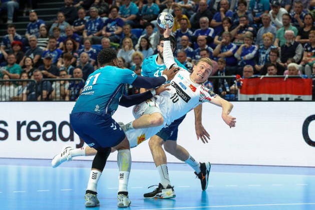 29.04.2026, xgox, Handball - EHF Champions League - 1 4 Finale Pick Szeged - SC Magdeburg v.l. Gisli Thorgeir Kristjansson (Magdeburg, 10) wirft Tor, Torschuetze, erzielt Tor, Treffer, scores the goal Szeged