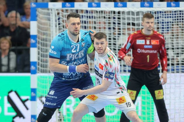 29.04.2026, xtgx, Handball, EHF Champions League 1 4 Finale, Pick Szeged - SC Magdeburg v.l. Bence Banhidi (Szeged) Elvar Orn Jonsson (Magdeburg, 19) Zweikampf, Duell, Kampf, tackle Szegend