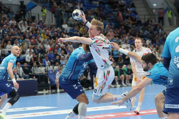 29.04.2026, xtgx, Handball, EHF Champions League 1 4 Finale, Pick Szeged - SC Magdeburg v.l. Gisli Thorgeir Kristjansson (Magdeburg, 10) wirft Tor, Torschuetze, erzielt Tor, Treffer, scores the goal Szegend