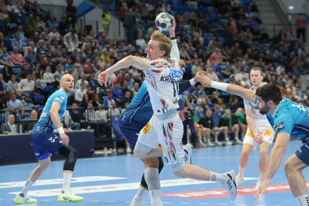 29.04.2026, xtgx, Handball, EHF Champions League 1 4 Finale, Pick Szeged - SC Magdeburg v.l. Gisli Thorgeir Kristjansson (Magdeburg, 10) wirft Tor, Torschuetze, erzielt Tor, Treffer, scores the goal Szegend