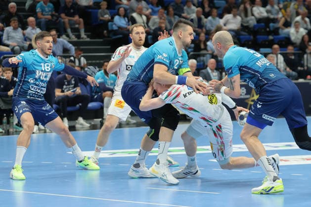 29.04.2026, xtgx, Handball, EHF Champions League 1 4 Finale, Pick Szeged - SC Magdeburg v.l. Bence Bahindi (Szeged), Gisli Thorgeir Kristjansson (Magdeburg, 10) Zweikampf, Duell, Kampf, tackle Szegend