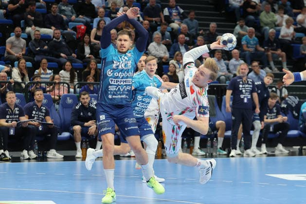 29.04.2026, xtgx, Handball, EHF Champions League 1 4 Finale, Pick Szeged - SC Magdeburg v.l. Gisli Thorgeir Kristjansson (Magdeburg, 10) wirft Tor, Torschuetze, erzielt Tor, Treffer, scores the goal Szegend