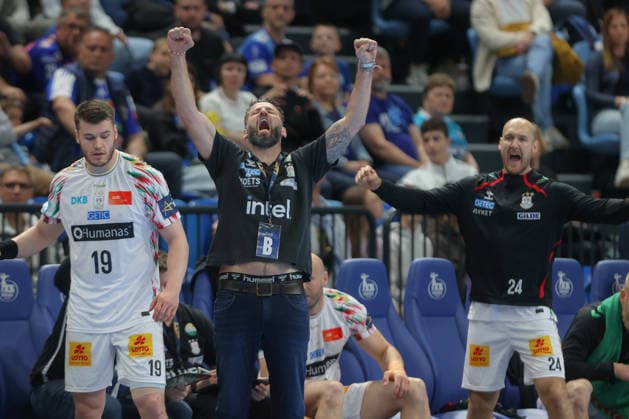 29.04.2026, xtgx, Handball, EHF Champions League 1 4 Finale, Pick Szeged - SC Magdeburg v.l. Bennet Wiegert (Magdeburg, Trainer) Jubel, Torjubel, jubelt ueber das Tor, celebrate the goal, celebration Szegend
