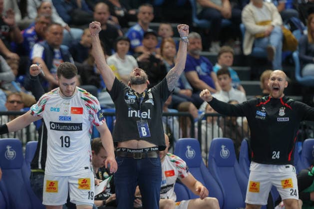 29.04.2026, xtgx, Handball, EHF Champions League 1 4 Finale, Pick Szeged - SC Magdeburg v.l. Bennet Wiegert (Magdeburg, Trainer) Jubel, Torjubel, jubelt ueber das Tor, celebrate the goal, celebration Szegend