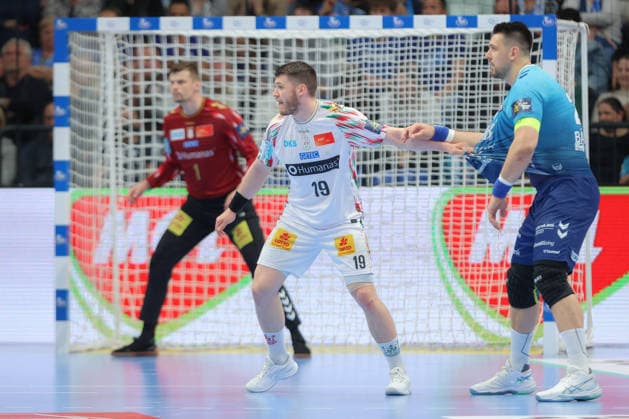 29.04.2026, xtgx, Handball, EHF Champions League 1 4 Finale, Pick Szeged - SC Magdeburg v.l. Elvar Orn Jonsson (Magdeburg, 19), Bence Bahindi (Szeged) Zweikampf, Duell, Kampf, tackle Szegend
