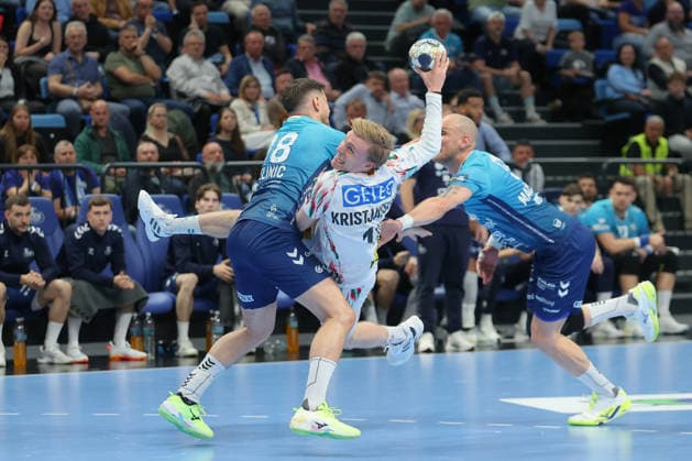 29.04.2026, xtgx, Handball, EHF Champions League 1 4 Finale, Pick Szeged - SC Magdeburg v.l. Marin Jelinic (Szeged, 18), Gisli Thorgeir Kristjansson (Magdeburg, 10) Zweikampf, Duell, Kampf, tackle Szegend