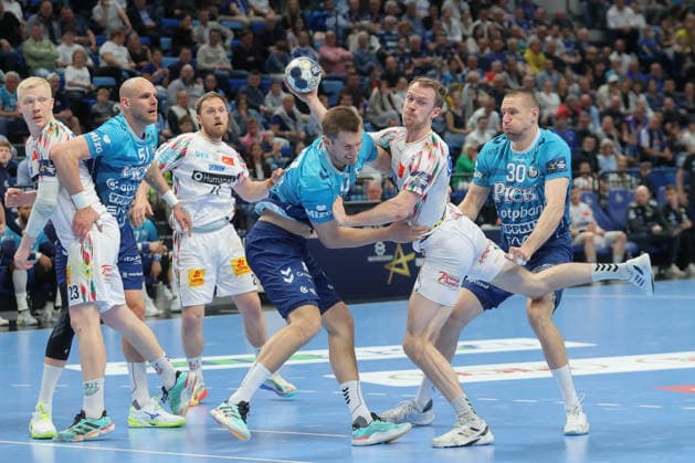 29.04.2026, xtgx, Handball, EHF Champions League 1 4 Finale, Pick Szeged - SC Magdeburg v.l. Kornel Lukacs (Szeged) Felix Claar (Magdeburg, 7) Zweikampf, Duell, Kampf, tackle Szegend