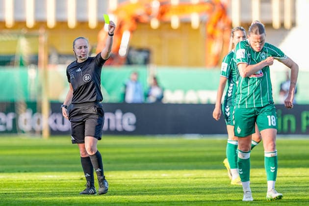 29.04.2026, xydrx, Frauen, Fußball, 1.Frauen-Bundesliga, SV Werder Bremen - FC Bayern München, Saison 2025 2026, Stadion Platz 11: Lara Wolf (Schiedsrichterin) zeigt Lina Hausicke (SV Werder Bremen, 18) die gelbe Karte DFB regulations prohibit any use of photographs as image sequences and or quasi-video. Copyright: HMBxMedia YannisxDreimann