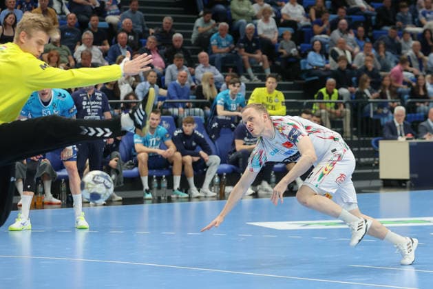 29.04.2026, xtgx, Handball, EHF Champions League 1 4 Finale, Pick Szeged - SC Magdeburg v.l. Tobias Thulin (Szeged, 12) Omar Ingi Magnusson (Magdeburg, 14) Parade, haelt den Ball, faengt den Ball, pariert Siebenmeter Szegend