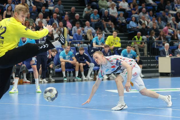 29.04.2026, xtgx, Handball, EHF Champions League 1 4 Finale, Pick Szeged - SC Magdeburg v.l. Tobias Thulin (Szeged, 12) Omar Ingi Magnusson (Magdeburg, 14) Parade, haelt den Ball, faengt den Ball, pariert Siebenmeter Szegend