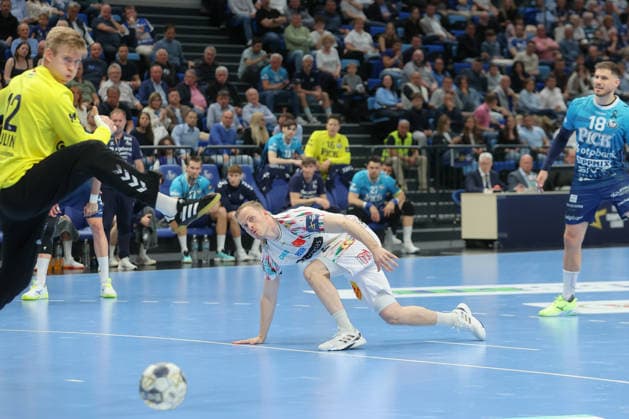 29.04.2026, xtgx, Handball, EHF Champions League 1 4 Finale, Pick Szeged - SC Magdeburg v.l. Tobias Thulin (Szeged, 12) Omar Ingi Magnusson (Magdeburg, 14) Parade, haelt den Ball, faengt den Ball, pariert Siebenmeter Szegend