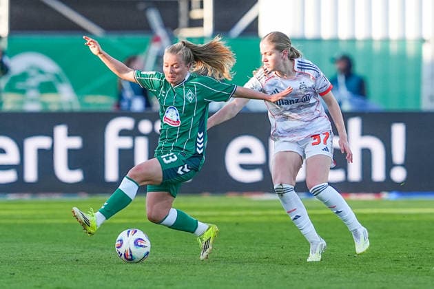 29.04.2026, xydrx, Frauen, Fußball, 1.Frauen-Bundesliga, SV Werder Bremen - FC Bayern München, Saison 2025 2026, Stadion Platz 11: Ricarda Walkling (SV Werder Bremen, 13) im Zweikampf gegen Marie Gmeineder (FC Bayern München, 37) DFB regulations prohibit any use of photographs as image sequences and or quasi-video. Copyright: HMBxMedia YannisxDreimann