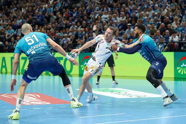 29.04.2026, xgox, Handball - EHF Champions League - 1 4 Finale Pick Szeged - SC Magdeburg v.l. Borut Mackovsek (Szeged, 51), Felix Claar (Magdeburg, 7), Jeremy Toto (Szeged, 31) Zweikampf, Duell, Kampf, tackle Szeged