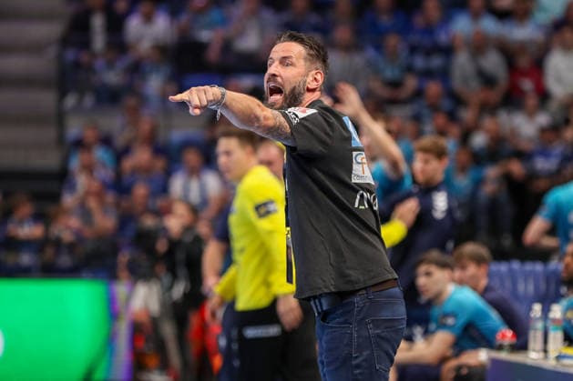 29.04.2026, xgox, Handball - EHF Champions League - 1 4 Finale Pick Szeged - SC Magdeburg v.l. Bennet Wiegert (Magdeburg, Trainer) gibt Anweisungen, gestikuliert mit den Armen, gesticulate, gives instructions Szeged