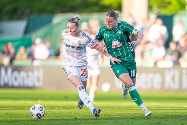 29.04.2026, xydrx, Frauen, Fußball, 1.Frauen-Bundesliga, SV Werder Bremen - FC Bayern München, Saison 2025 2026, Stadion Platz 11: Franziska Kett (FC Bayern München, 20) im Zweikampf gegen Lina Hausicke (SV Werder Bremen, 18) DFB regulations prohibit any use of photographs as image sequences and or quasi-video. Copyright: HMBxMedia YannisxDreimann