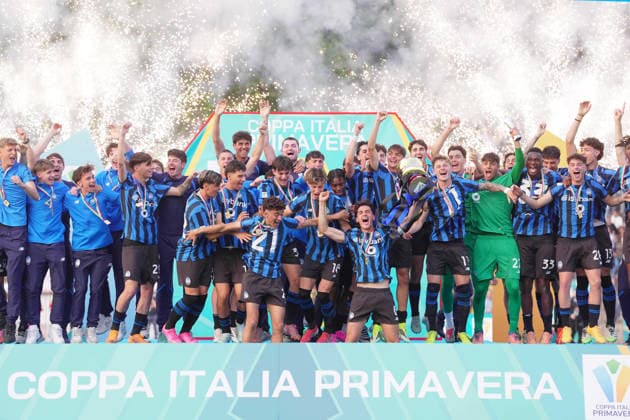 Atalanta™s players celebrates winning the trophy during the Italian Cup Final Under 20 soccer match between Atalanta and Juventus at Arena Civica Stadium in Milan , north Italy - wednesday , April 29 , 2026. - Soccer .  Copyright: xSpada LaPressex