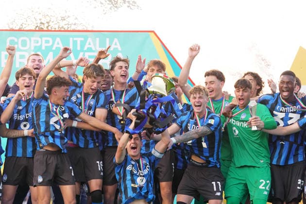 Atalanta™s players celebrates winning the trophy during the Italian Cup Final Under 20 soccer match between Atalanta and Juventus at Arena Civica Stadium in Milan , north Italy - wednesday , April 29 , 2026. - Soccer .  Copyright: xSpada LaPressex
