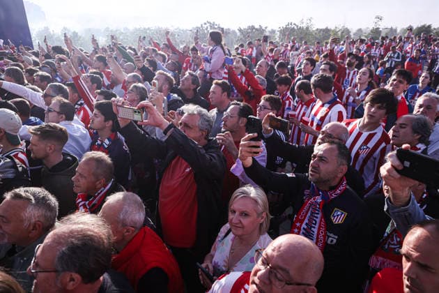 UEFA Champions League semifinals: Atletico de Madrid vs Arsenal April 29, Madrid, Madrid, Spain: Fans of Atletico de Madrid recieve the the team out of the stadium before the UEFA Champions League 2025 26 match against Atletico de Madrid at Riyadh Air Metropolitano on April 29, 2026, in Madrid, Spain. Madrid Spain Madrid Madrid Spain Real Madrid C.F. v Manchester City - UEFA Champions League 2025 Copyright: xAlejandroxMatiasx