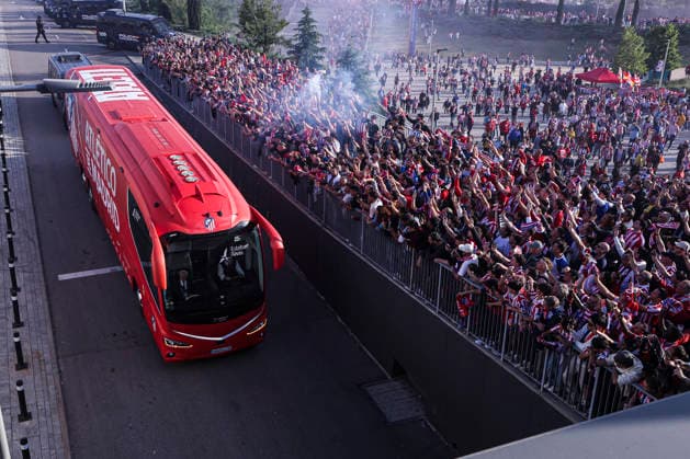 UEFA Champions League semifinals: Atletico de Madrid vs Arsenal April 29, Madrid, Madrid, Spain: Fans of Atletico de Madrid recieve the the team out of the stadium before the UEFA Champions League 2025 26 match against Atletico de Madrid at Riyadh Air Metropolitano on April 29, 2026, in Madrid, Spain. Madrid Spain Madrid Madrid Spain Real Madrid C.F. v Manchester City - UEFA Champions League 2025 Copyright: xAlejandroxMatiasx