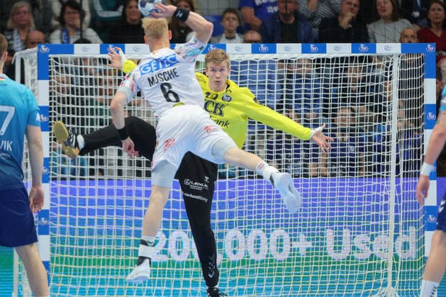 29.04.2026, xtgx, Handball, EHF Champions League 1 4 Finale, Pick Szeged - SC Magdeburg v.l. Matthias Musche (Magdeburg, 6) Tobias Thulin (Szeged, 12) wirft Tor, Torschuetze, erzielt Tor, Treffer, scores the goal Szegend