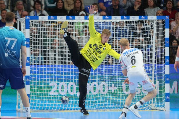 29.04.2026, xtgx, Handball, EHF Champions League 1 4 Finale, Pick Szeged - SC Magdeburg v.l. Tobias Thulin (Szeged, 12) Matthias Musche (Magdeburg, 6) wirft Tor, Torschuetze, erzielt Tor, Treffer, scores the goal Szegend